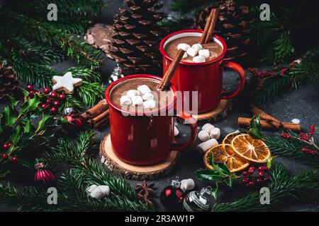 Heiße Schokolade mit Marshmallows in roten emaillierten Tassen Stockfoto
