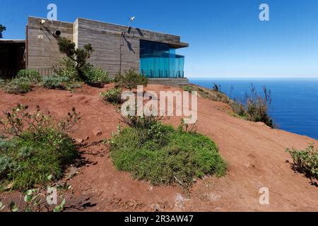 Mirador de Abrante auf der Klippe über der Stadt Agulo, La Gomera, mit großartigem Blick auf den Atlantik und Teneriffa. Stockfoto