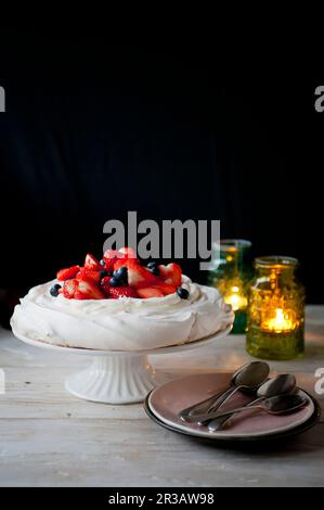 Pavlova mit Erdbeeren und Blaubeeren Stockfoto