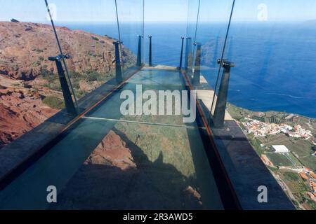 Mirador de Abrante auf der Klippe über der Stadt Agulo, La Gomera, mit großartigem Blick auf den Atlantik und Teneriffa. Stockfoto