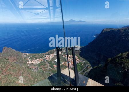 Mirador de Abrante auf der Klippe über der Stadt Agulo, La Gomera, mit großartigem Blick auf den Atlantik und Teneriffa. Stockfoto