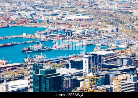 Erhöhte Aussicht auf den Hafen von Kapstadt in Südafrika Stockfoto