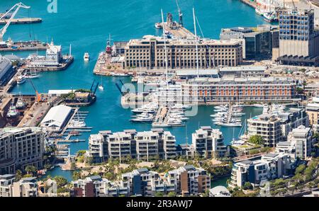 Erhöhter Panoramablick auf den V&A Waterfront Harbor in Kapstadt, Südafrika Stockfoto