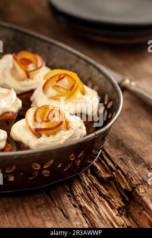 Muffins mit Belag und Apfelrosen Stockfoto