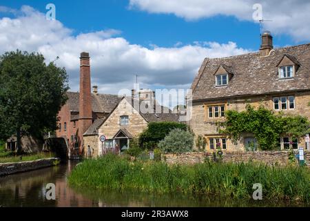 Traditionelle Wassermühle und Hütte in Cotswolds Stockfoto