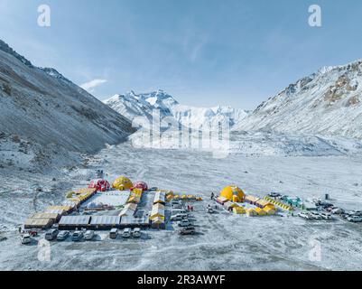 Lhasa. 23. Mai 2023. Dieses Luftfoto wurde am 23. Mai 2023 aufgenommen und zeigt das Bergsteigerbasislager im Qomolangma National Nature Reserve im Südwesten der Autonomen Region Tibet. Am Dienstag erreichte ein chinesisches Expeditionsteam den Gipfel des Mount Qomolangma, wo es wissenschaftliche Forschung auf dem höchsten Gipfel der Welt betreiben will. Kredit: Sun Fei/Xinhua/Alamy Live News Stockfoto