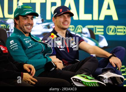 Fernando Alonso (ESP) des Teams Aston Martin und Max Verstappen (NED) des Teams Red Bull während der Pressesprecher beim australischen Formel 1 Grand Prix am März Stockfoto