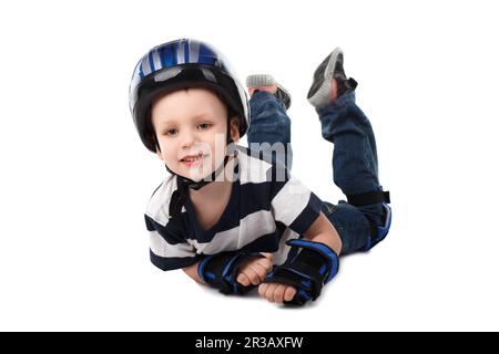 Der kleine Junge in Schutzkleidung fiel vom Fahrrad, Roller, Skateboard oder Rollschuh Isolat Stockfoto