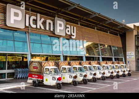 Kleine TukTuk-Supermarkt-Lieferwagen stehen in einem Supermarkt Stockfoto