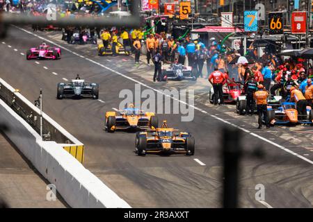 Indianapolis, USA. 22. Mai 2023. INDIANAPOLIS, INDIANA - MAI 22: Chip Ganassi Racing Fahrer Tony Kanaan (66) aus Brasilien führt ein Paket von Fahrern, die während des Trainings für den Indy 500 auf dem Indianapolis Motor Speedway am 22. Mai 2023 in Indianapolis, Indiana, aus der Boxenreihe in Richtung Turn One brüllen. Kredit: Jeremy Hogan/Alamy Live News Stockfoto