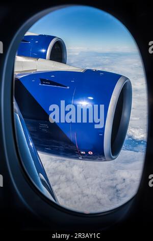 Blick auf ein Flugzeug Flügel aus dem Fenster Stockfoto