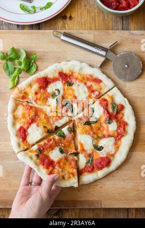 Pizza Margherita, Basilikumblätter Stockfoto