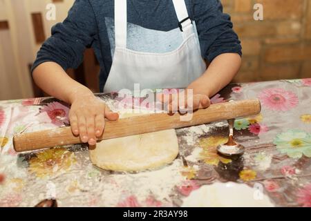 Kinder machen Pizza. Master Class für Kinder zum Kochen von italienischer Pizza. Kleine Kinder lernen, wie man kocht Stockfoto