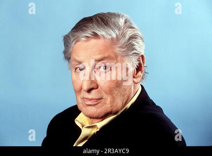 ARCHIVFOTO: Vor 20 Jahren, am 30. Mai 2003, starb der Schauspieler Guenter Pfitzmann, 01SN Pfitzmann 010201VM.jpg Guenter PFITZMANN, Deutschland, Schauspieler, Porträt, Porträt im Studio, schaut in die Kamera, qf. ? Stockfoto