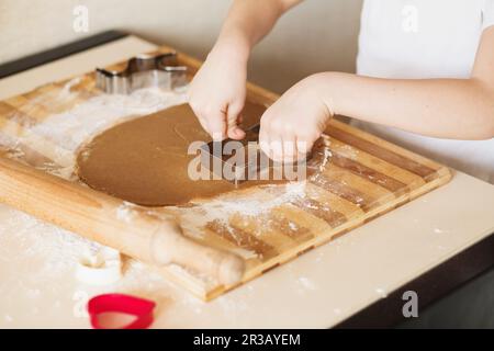 Master Class für Kinder zum Backen von weihnachtskeksen. Kleine Kinder lernen Honigkuchen zu kochen. Ki Stockfoto