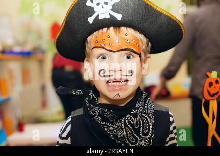 Halloween-Party. Ein kleiner Junge in einem Piratenkostüm und einem Make-up im Gesicht amüsiert sich Stockfoto