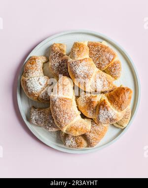 Halbmondrollen gefüllt mit Marmelade und mit Puderzucker abgestaubt Stockfoto