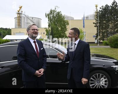 Nelahozeves, Tschechische Republik. 23. Mai 2023. Der tschechische Ministerpräsident Petr Fiala, verließ das Land, besuchte das Unternehmen Mero CR - die zentrale Öltankanlage in Nelahozeves, Tschechische Republik, am 23. Mai 2023. Öllieferungen aus Italien werden den Bedarf Tschechiens decken ab 2025 stimmte Mero der Erweiterung der TAL-Pipeline zu. Dies wird die Abhängigkeit vom russischen Öl beenden, sagte Fiala. Kredit: Michal Krumphanzl/CTK Photo/Alamy Live News Stockfoto