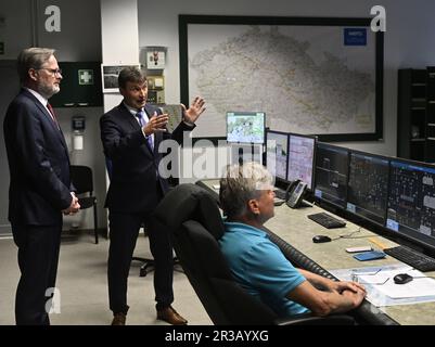 Nelahozeves, Tschechische Republik. 23. Mai 2023. Der tschechische Ministerpräsident Petr Fiala, verließ das Land, besuchte das Unternehmen Mero CR - die zentrale Öltankanlage in Nelahozeves, Tschechische Republik, am 23. Mai 2023. Öllieferungen aus Italien werden den Bedarf Tschechiens decken ab 2025 stimmte Mero der Erweiterung der TAL-Pipeline zu. Dies wird die Abhängigkeit vom russischen Öl beenden, sagte Fiala. Kredit: Michal Krumphanzl/CTK Photo/Alamy Live News Stockfoto