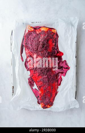 Lachsfilet in Gravlax-Marinade, fertig zum Aushärten Stockfoto