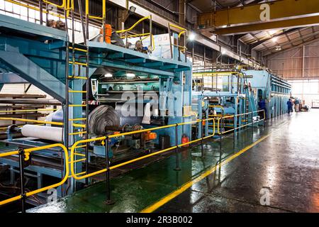 Weitwinkelansicht einer großen Maschine in einer Förderbandfabrik Stockfoto