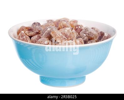 Zuckerwürfel in der Schüssel auf weißem Hintergrund Stockfoto