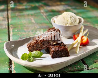 Schoko-Fudge-Brownie mit Vanille-Eis Stockfoto