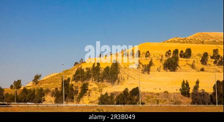 Goldgräberhalden mit Müllhalden neben der Autobahn Stockfoto