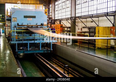 Weitwinkelansicht einer großen Maschine in einer Förderbandfabrik Stockfoto