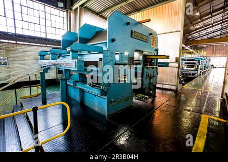 Weitwinkelansicht der Kabelspulen einer großen Maschine in einer Förderbandfabrik Stockfoto