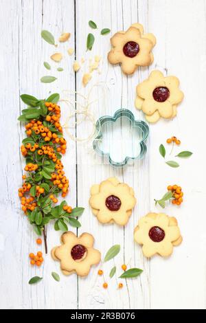 Blumenförmige Kekse mit Himbeermarmelade Stockfoto