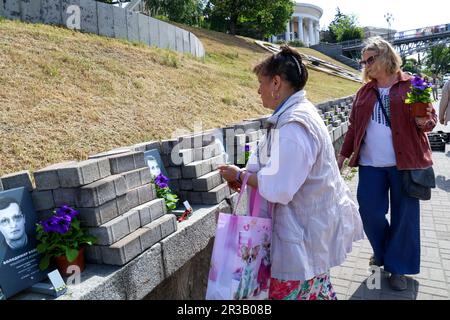 KIEW, UKRAINE - 23. MAI 2023 - Am Tag der Helden, Kiew, Hauptstadt der Ukraine, steht Eine Frau vor der Gedenkstätte in der Allee der himmlischen Hundert Helden. Stockfoto