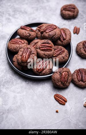 Vegane Schokolade und Pekannuss-Kekse Stockfoto