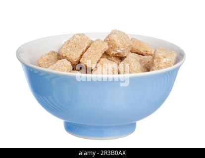 Zuckerwürfel in der Schüssel auf weißem Hintergrund Stockfoto