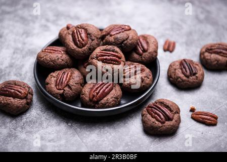 Vegane Schokolade und Pekannuss-Kekse Stockfoto