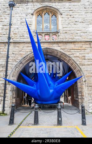 London, Großbritannien. 23. Mai 2023. Der britische Künstler Steve Messam eröffnet die Clerkenwell Design Week mit seinem aufblasbaren Kunstwerk Gateway. Die Clerkenwell Design Week findet ab dem 23-25. Mai statt und präsentiert die Londoner Designbranche mit über 600 Branchenveranstaltungen an drei Tagen. Kredit: Guy Bell/Alamy Live News Stockfoto