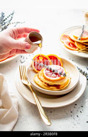 Pfannkuchen mit Blutorangen und Honig und Lavendel Stockfoto