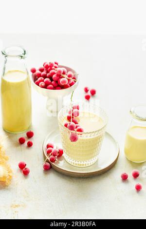 Mango mit gefrorenen roten Johannisbeeren Stockfoto