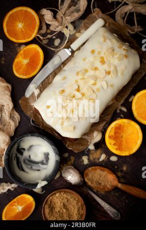 Vegane Orange- und Ingwerkuchen mit Glasur Stockfoto