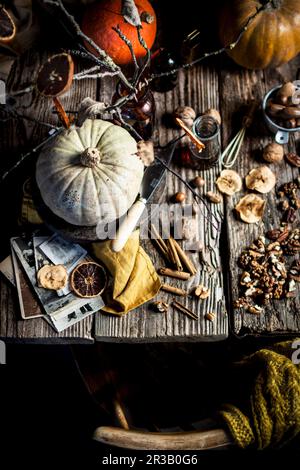 HerbstKürbisse, Gewürze, Nüsse und getrocknete Früchte auf dem Tisch Stockfoto