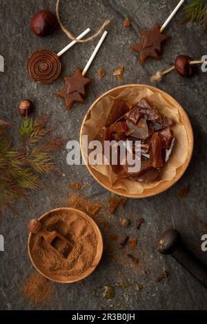 Toffee Lollipops und harte Toffee-Stücke mit Kürbis-Gewürz Stockfoto