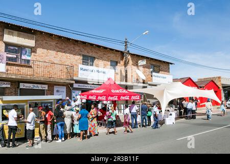 Kunden warten in der Schlange am Eingang zum örtlichen Pick n Pay Supermarkt Stockfoto