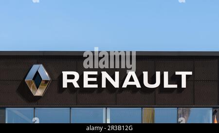 Minsk, Weißrussland - 10. Mai 2022: Renault. Ein Schild mit dem Renault-Logo auf dem Händlergebäude. Stockfoto