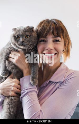 Porträt einer glücklichen Frau mit Katze Stockfoto