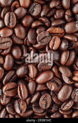 Schwarze Kaffeebohnen Studioaufnahme. Frisch geröstete Kaffeebohnen als Textur Hintergrund Stockfoto