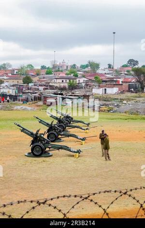 Ermelo, Südafrika - 24. September 2011: Artillerie Kanonen Kanonen auf der lokalen Gemeinde Stockfoto