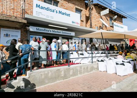 Kunden warten in der Schlange am Eingang zum örtlichen Pick n Pay Supermarkt Stockfoto