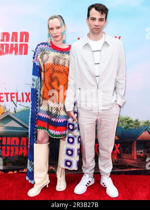 Los Angeles, Usa. 22. Mai 2023. LOS ANGELES, KALIFORNIEN, USA - MAI 22: Rebecca-Jo Dunham und Jay Baruchel treffen am 22. Mai 2023 auf der AMC The Grove 14 in Los Angeles, Kalifornien, USA, zur Premiere der „FUBAR“-Saison 1 von Netflix ein. (Foto: Xavier Collin/Image Press Agency) Kredit: Image Press Agency/Alamy Live News Stockfoto