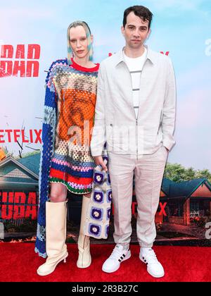 Los Angeles, Usa. 22. Mai 2023. LOS ANGELES, KALIFORNIEN, USA - MAI 22: Rebecca-Jo Dunham und Jay Baruchel treffen am 22. Mai 2023 auf der AMC The Grove 14 in Los Angeles, Kalifornien, USA, zur Premiere der „FUBAR“-Saison 1 von Netflix ein. (Foto: Xavier Collin/Image Press Agency) Kredit: Image Press Agency/Alamy Live News Stockfoto