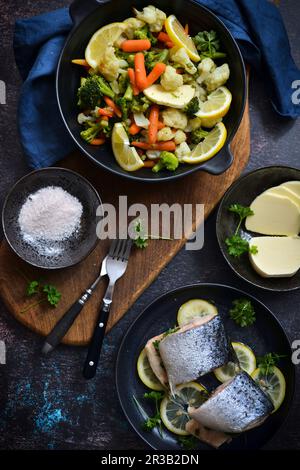 Lachs mit Zitronen und gedämpftem Gemüse Ein gesundes Gericht Stockfoto
